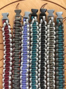 armbaender-grau